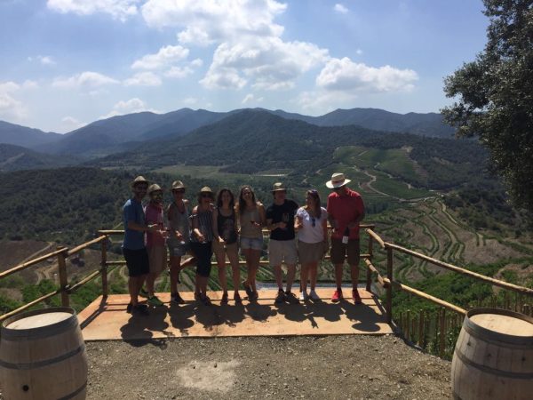 Grup de persones durant l'activitat d'enoturisme Tast de Vinyes a Terres de Vidalba.