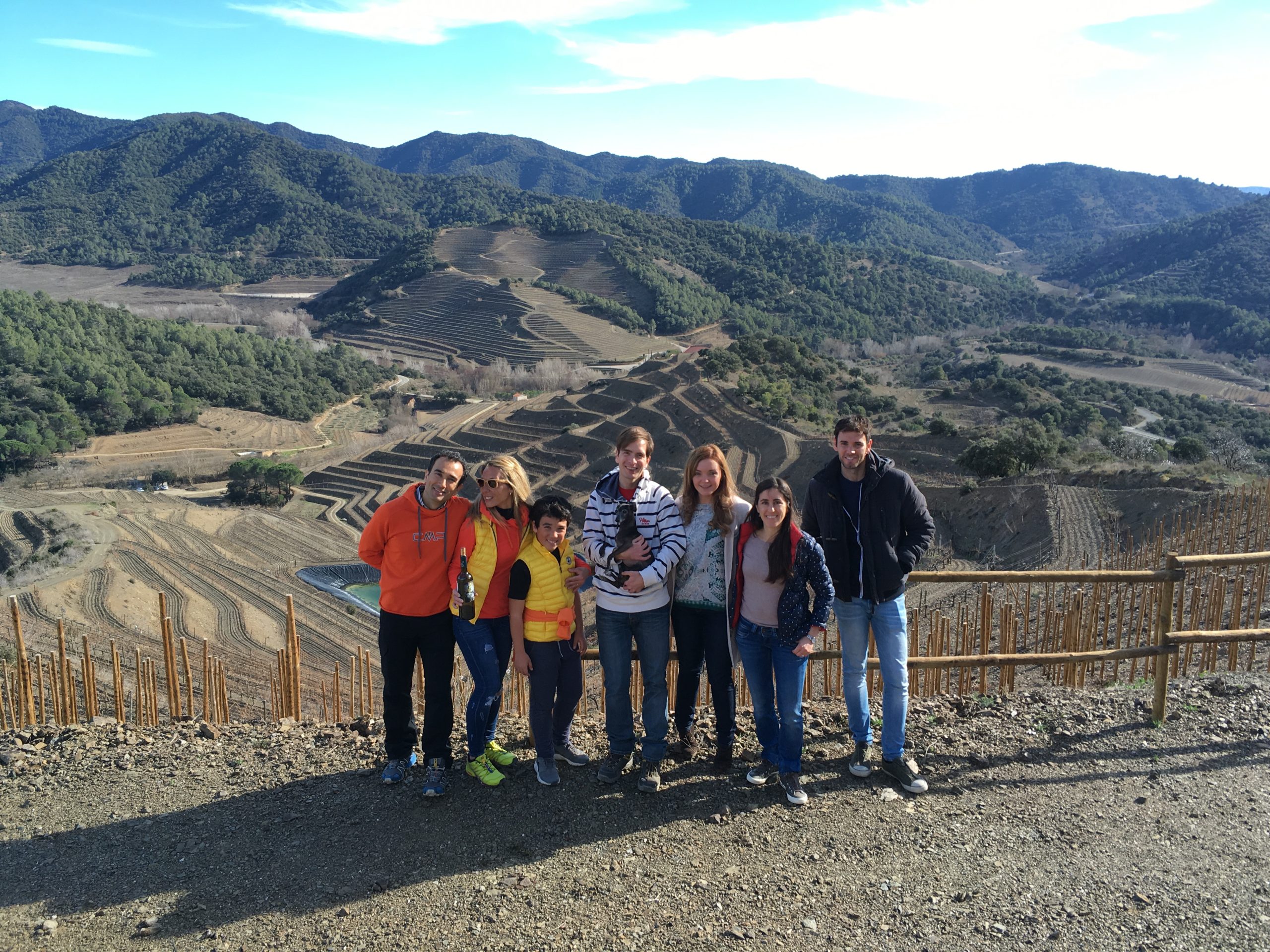 Grup de persones que han arribat al mirador de Terres de Vidalba després de realitzar l'activitat d'enoturisme de Trekkingwine.