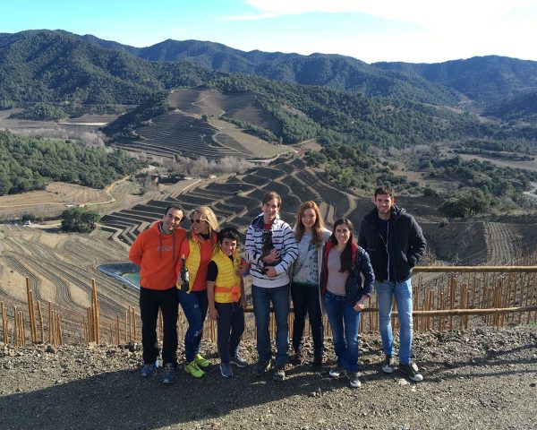 Grup de persones des del mirador de Terres de Vidalba gaudint de l'activitat d'enoturisme Tast entre vinyes