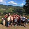 Grup de persones des del mirador de Terres de Vidalba, després d'haver passejat per les vinyes.